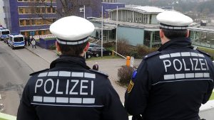 Polizeibeamte beobachten in Pforzheim das Landgericht. Foto: dpa