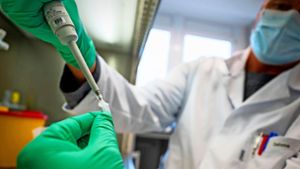 Ein Forscher zeigt, wie ein PCR-Test für die Analyse auf Mutationen des Coronavirus vorbereitet wird. Foto: dpa/Sebastian Gollnow
