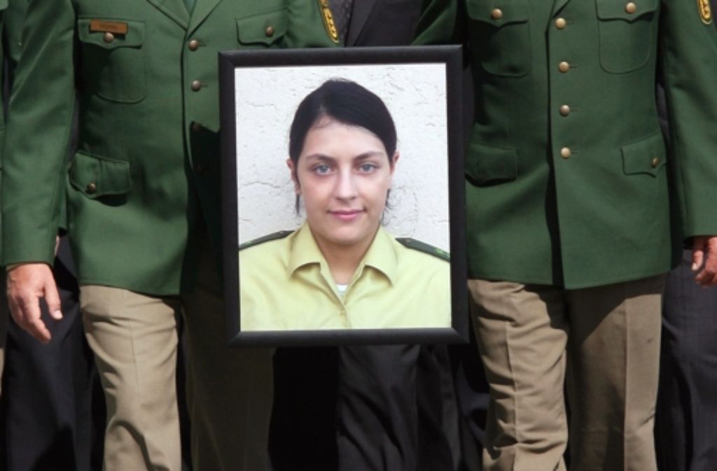 Polizisten erweisen am 30. April 2007 mit einem Trauerzug in Böblingen ihrer in Heilbronn ermordeten Kollegin Kiesewetter die letzte Ehre. Foto: dpa