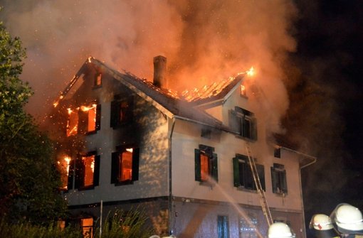Der Brand einer geplanten Flüchtlingsunterkunft in Weissach im Tal wurde höchstwahrscheinlich gelegt. Insgesamt gab es in diesem Jahr bereits 500 Anschläge auf Asylunterkünfte in Deutschland. Foto: dpa