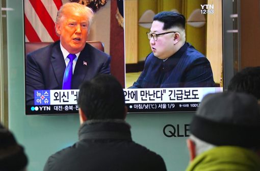 Im Fernsehen wird über das bevorstehende Treffen von Donald Trump und Kim Jong Un berichtet. Foto: AFP