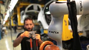 Ausländische Investoren fahren auf deutsches Know-how ab: Die Übernahme des Roboterherstellers Kuka durch die chinesische Midea Group war 2016 der größte Übernahmedeal in Deutschland. Foto: dpa