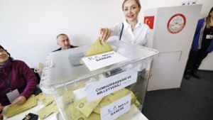 Eine türkische Wählerin gibt im Wahllokal in Zuffenhausen ihre Stimme ab. Foto: Lichtgut/Julian