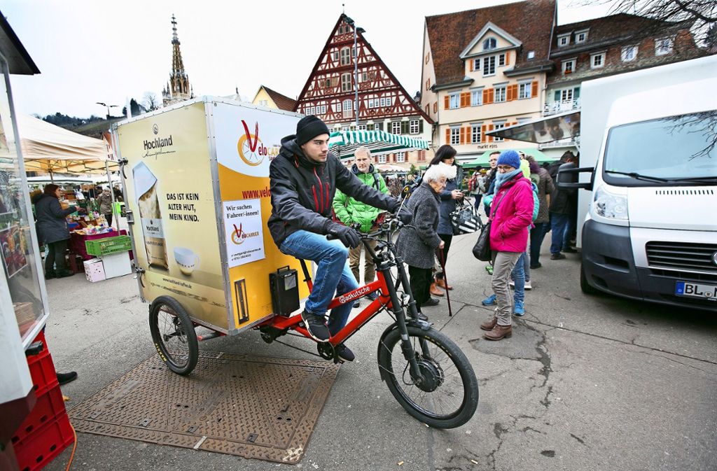 Eine Szene aus Esslingen, wie sie sich auch in Marbach abspielen könnte: ein Lastenrad  – wenn auch ein sehr voluminöses – im gewerblichen Einsatz Foto: Archiv (Horst Rudel)