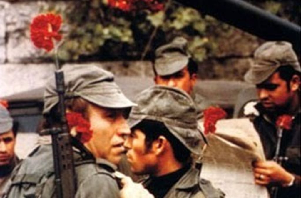 Der Militärputsch wurde zum  Fest: Das Volk feierte die Soldaten, Frauen steckten ihnen zur Begrüßung rote Nelken in die Gewehrläufe Foto: Antifa