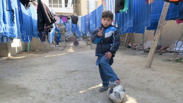 Kleiner Messi-Fan ohne kostbarsten Besitz vor Taliban geflüchtet