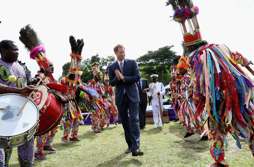 Tänzchen mit den Einheimischen: Prinz Harry schwingt in Antigua und Barbuda das Tanzbein