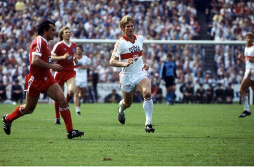 Zehren beide von der sportlichen Vergangenheit: Der VfB Stuttgart und der Hamburger SV. Im Bild ein Duell zwischen Karlheinz Förster und Felix Magath aus dem Jahr 1984. Foto: imago