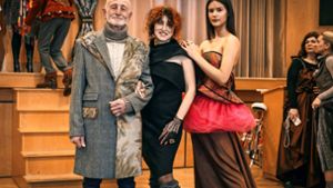 Vlada Dizik (Mitte) mit zwei Modellen, die ihre Mode tragen Foto: Lichtgut/Julian Rettig