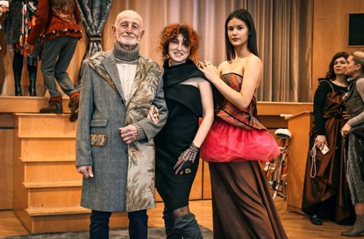 Vlada Dizik (Mitte) mit zwei Modellen, die ihre Mode tragen Foto: Lichtgut/Julian Rettig