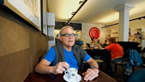 Friseur Heinz Klinger bei einem Cappuccino im Café List Foto: factum/Granville