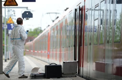 Bei der Messerattacke eines psychisch kranken Täters am Bahnhof in Grafing bei München starb ein Mann, drei Opfer wurden verletzt. Foto: dpa