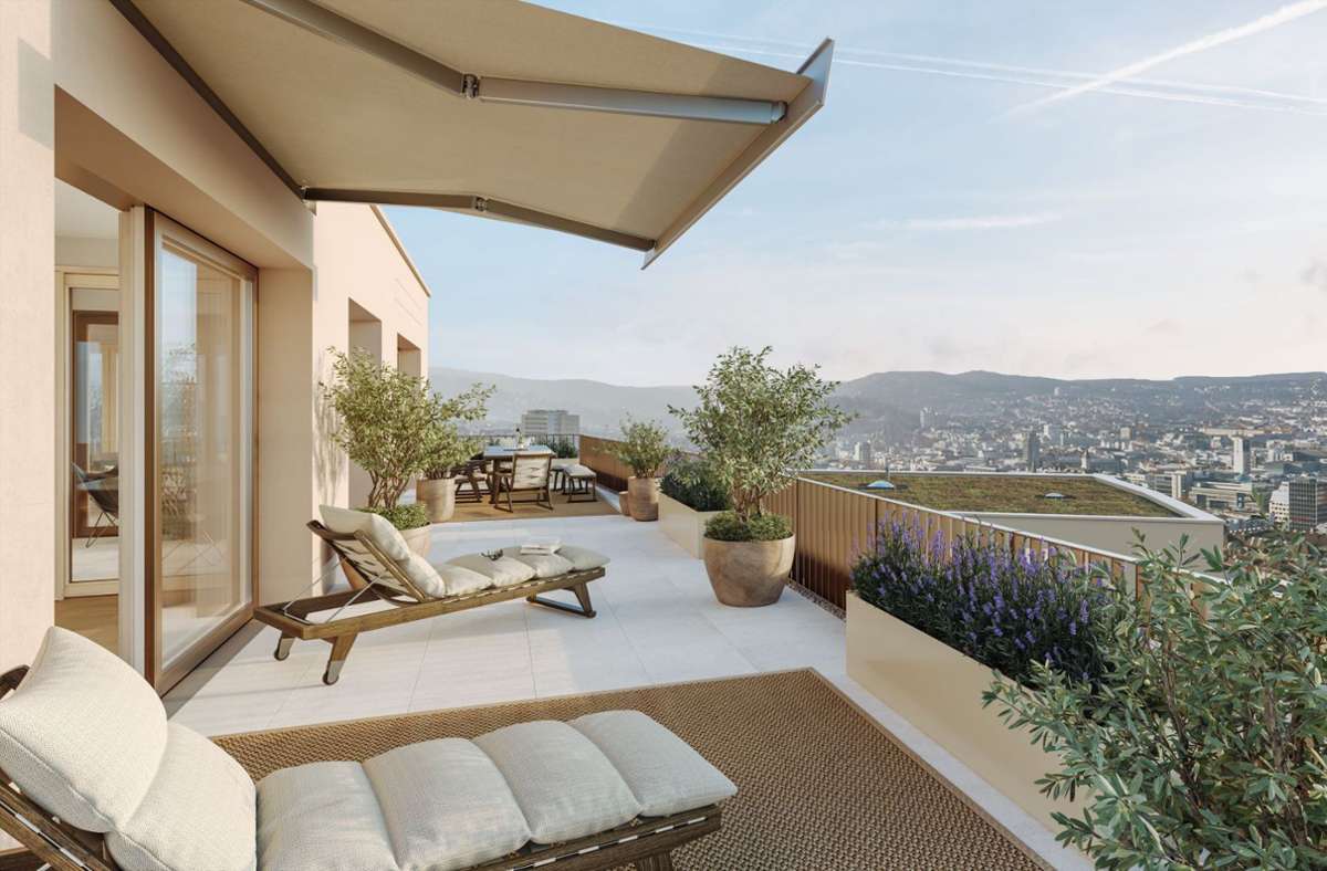 Die  weitläufige Terrasse des Einfamilienhauses ist mit Sonnenschutzelementen versehen.