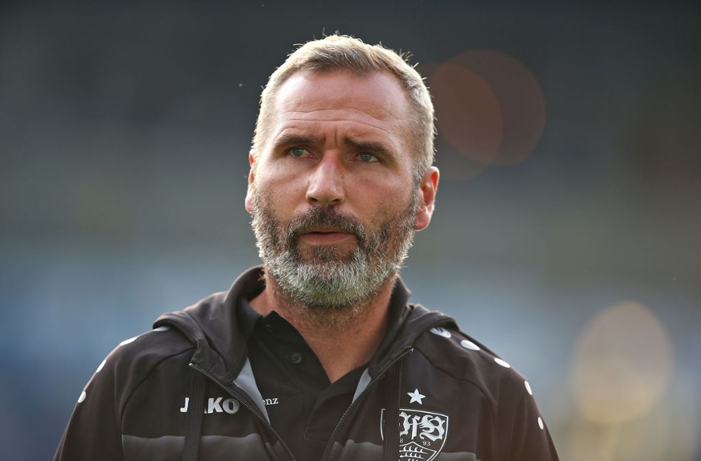 VfB-Trainer Tim Walter musste schon früh in Rostock seine Elf umbauen.
