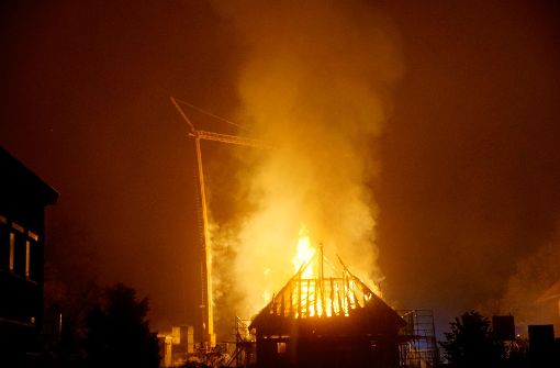 Meterhoch schlagen die Flammen aus dem Dachstuhl des ehemaligen Schafstalls. Foto: SDMG