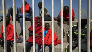 Afrikanische Flüchtlinge sind  in Spanien gelandet. Wäre es sinnvoller, sie in Nordafrika festzuhalten? Foto: AP