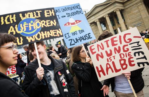 Viele Menschen sind mit kreativen Plakaten oder Verkleidungen gekommen, um gegen zu hohe Mieten in Stuttgart zu demonstrieren. Foto: Lichtgut/Christoph Schmidt