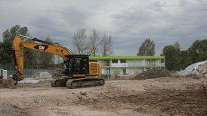 Auf dem Gelände vor der Kindertagesstätte sollen demnächst zwei Flüchtlingsunterkünfte gebaut werden. Foto: Bernd Zeyer