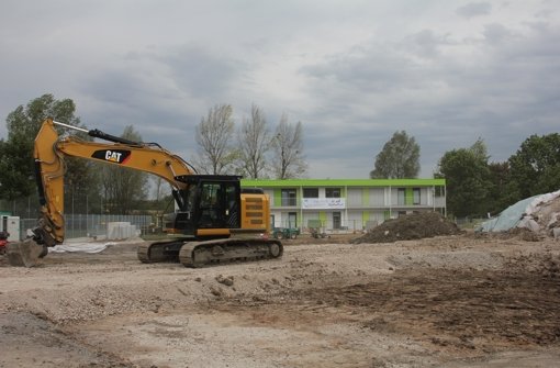 Auf dem Gelände vor der Kindertagesstätte sollen demnächst zwei Flüchtlingsunterkünfte gebaut werden. Foto: Bernd Zeyer