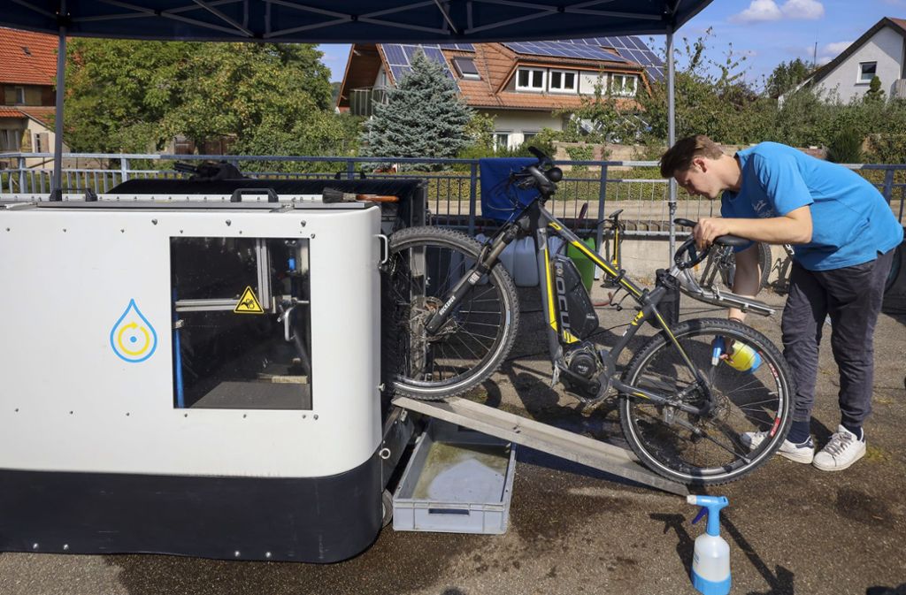 Guido Rielke von der Firma Smart Racoon führt in Magstadt seine Fahrrad-Waschanlage.