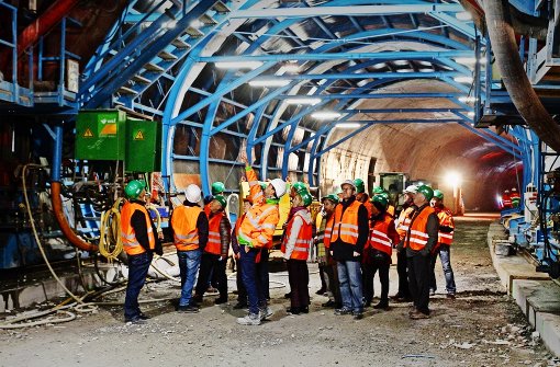 Bei einer Führung besichtigen  Bürger  den Tunnelbau. Foto: factum/Bach