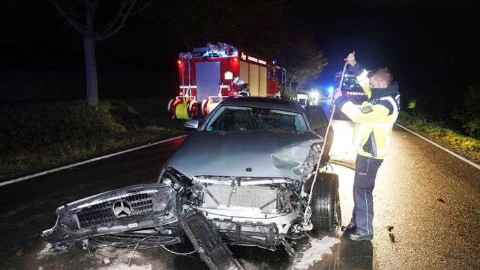 Aus Auto geschleudert – Fahrer stirbt, mehrere Schwerverletzte