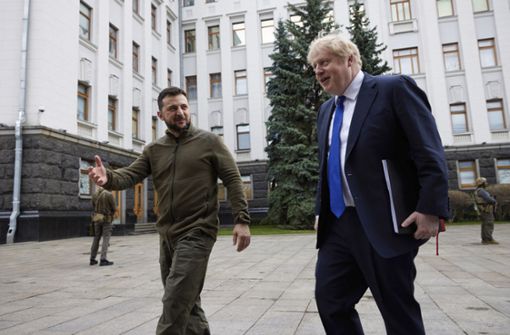 Der britische Premier Boris Johnson (rechts) besucht am Samstag den ukrainischen Präsidenten Wolodymir Selenskyj in Kiew. Foto: dpa/Tolga Akmen