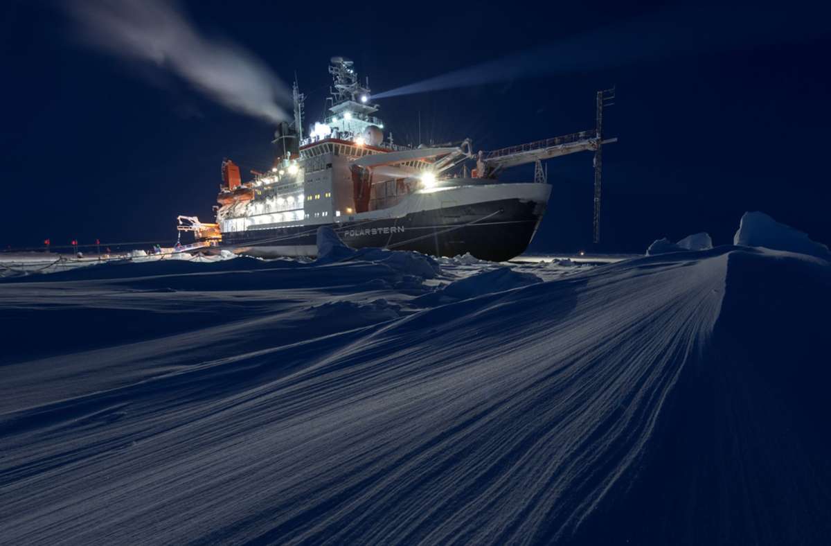 Es war  die größte Arktis-Expedition aller Zeiten: Im September 2019 machte sich der deutsche Eisbrecher „Polarstern“ auf den Weg und driftete eingefroren für ein Jahr durch die Eiswüste nahe des Nordpols.