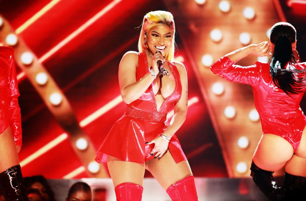 Sängerin Nicki Minaj wählte für ihren Bühnenauftritt bei den Bet Awards ein rotes Lackkleid.