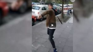 Das Video zeigt den Angreifer, der auf den Mann mit der Kamera mit einem Gürtel losgeht. Der Screenshot stammt von dem Video, das das Jüdische Forum für Demokratie und gegen Antisemitismus (JFDA) veröffentlicht hat. Foto: Screenshot/JFDA