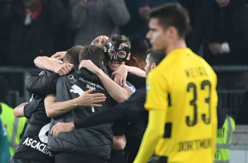 Vor elf Monaten gewann der VfB sein letztes Heimspiel gegen Borussia Dortmund. Am Samstag wollen Kapitän Christian Genter und seine Kollegen wieder jubeln. Foto: dpa