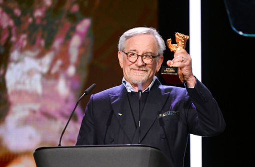Steven Spielberg (76) hat den Goldenen Ehrenbären der Berlinale erhalten. Foto: dpa/Jens Kalaene