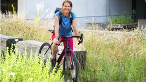Vaude-Chefin Antje von Dewitz  mit dem Rad unterwegs – in der Coronazeit boomte das Geschäft mit dem Fahrradzubehör. Anders als jetzt. Foto: Nicole Maskus-Trippel/Vaude