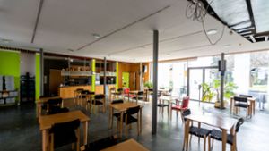 Im Seniorenzentrum Mühlehof war das Café bisher coronabedingt leer. Nun wurden – nach Beilegung des Rechtsstreits – wieder einige Senioren bewirtet. (Archivbild) Foto: dpa/Philipp von Ditfurth
