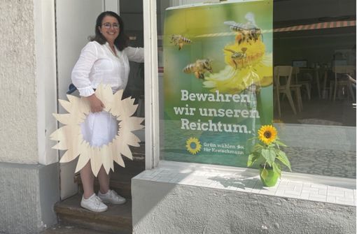 Die Grünen-Politikerin Ayla Cataltepe vor ihrem Wahlkreisbüro Foto: /Grüne