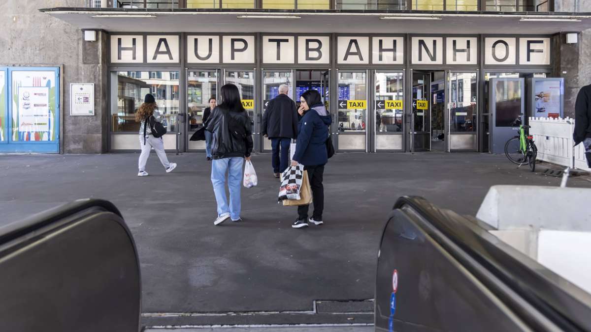 Vorfall am Ulmer Hauptbahnhof: 45-Jähriger nimmt Tablette  an und muss ins Krankenhaus