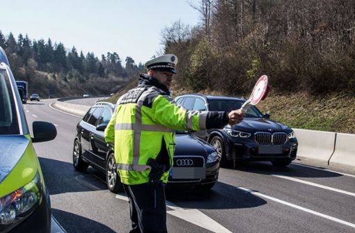 Ein Beamter winkt bei Böblingen einen Autofahrer aus dem Verkehr. Foto: SDMG/Dettenmeyer