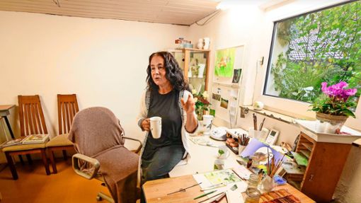 Regine Bear erklärt in ihrer Sachsenheimer Werkstatt, worauf es in der Porzellanmalerei ankommt. Foto: Simon Granville