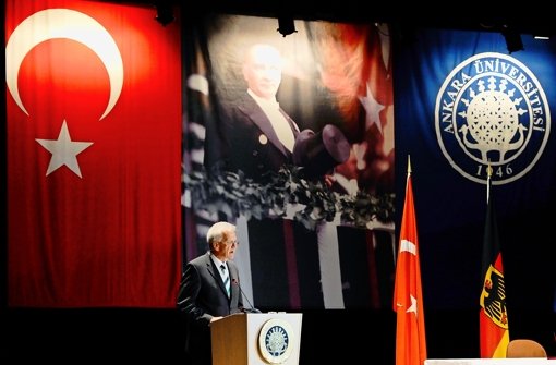 Kretschmann spricht über „Europa und die Türkei“ – im Hintergrund ein Bild des Staatsgründers Mustafa Kemal Atatürk. Foto: dpa