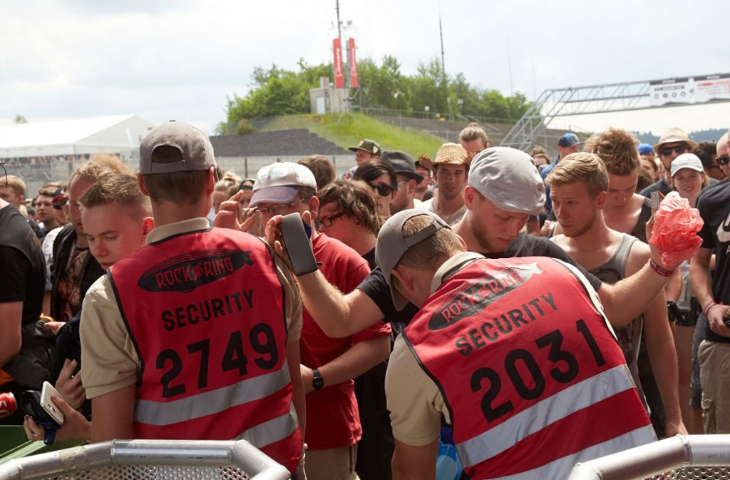 Besucher des Musikfestivals „Rock am Ring“ werden am Samstag von Mitarbeitern des Sicherheitsdienstes durchsucht.