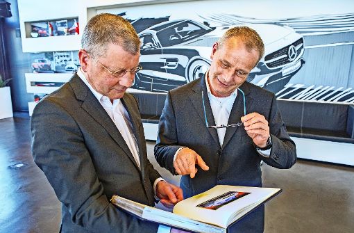 Die langjährigen AMG-Mitarbeiter Roland Geistlinger (links) und Volker Nieweg schwelgen in Erinnerungen. Foto: Dominik Thewes