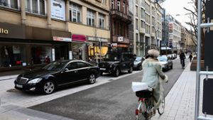 Die jüngst verkehrsberuhigte Tübinger Straße wird zum einzigen Weg für Lastwagenfahrer, die Geschäfte beliefern müssen. Foto: Achim Zweygarth