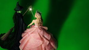 Cynthia Erivo (l.) und Ariana Grande auf einem Poster zu Wicked. Foto: Universal Pictures