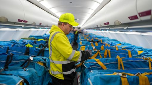 Die Post verzichtet künftig auf die Brief-Transportflugzeuge, um Kosten zu senken und eine bessere Klimabilanz zu haben. Foto: Soeren Stache/dpa