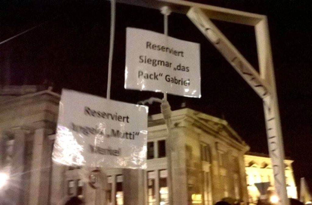 Bei einer Pegida-Kundgebung in Dresden demonstrieren die Anhänger mit einem symbolischen Galgen für Bundeskanzlerin Angela Merkel und Vize-Kanzler Sigmar Gabriel. Foto: dpa-Zentralbild