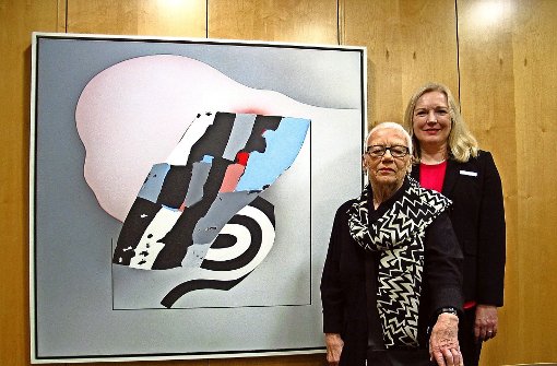 Die Volksbank  zeigt Werke des  Künstlers Jörg Dieterich. Auf dem Foto sind die  Witwe Eve Dieterich (l.) und  die Vorstandsvorsitzende der Volksbank, Adelheid Raff ,zu sehen. Foto: Müller-Baji