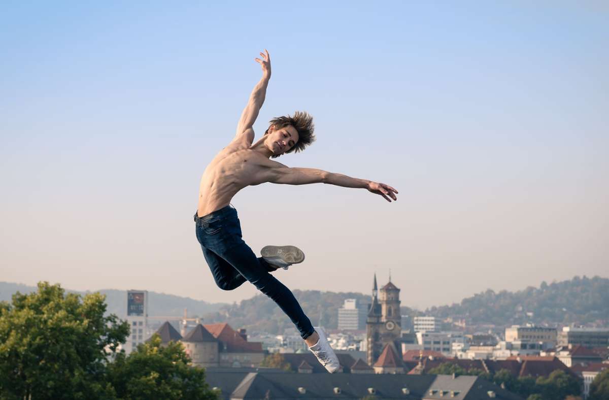 Ballettstar Friedemann Vogel über den Dächern von Stuttgart: Foto: Roman Novitzky