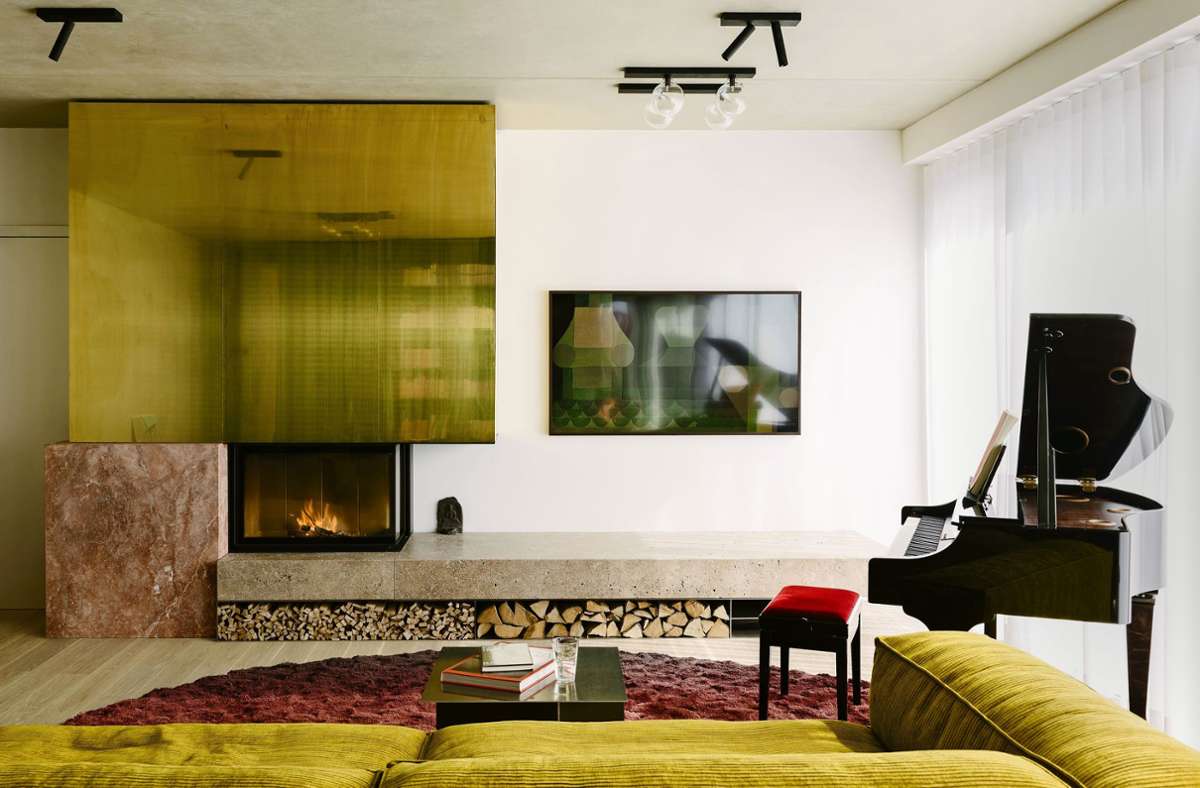 Materialmix aus Messing, Marmor und veganen Stoffen – so schön wohnt es sich in einer von der preisgekrönten Architektin Ester Bruzkus entworfenen Wohnung in Berlin.