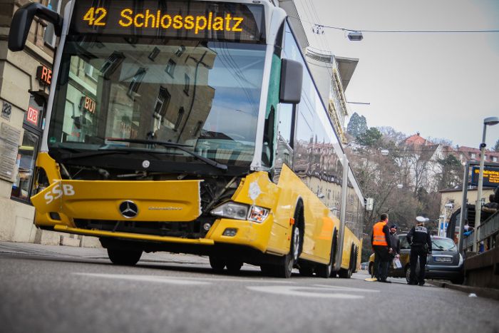 Unfall am Stuttgarter Olgaeck Autofahrer stößt mit SSB