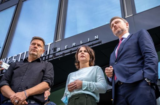 Das grüne Spitzenduo Robert Habeck und Annalena Baerbock und der FDP-Parteichef Christian Lindner kommen zum selben Ergebnis: Jetzt muss mit der SPD geredet werden. Foto: dpa/Michael Kappeler